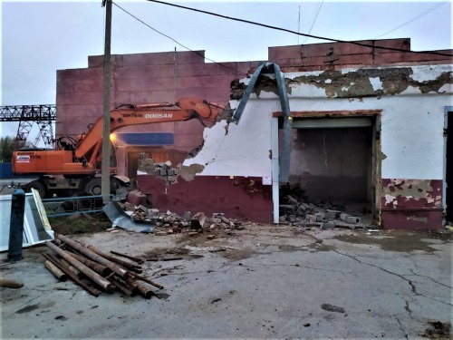 Демонтаж кирпичного здания в Бердске